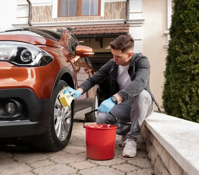 Lavage auto à domicile Chartres-de-Bretagne : professionnel intervenant sur un véhicule